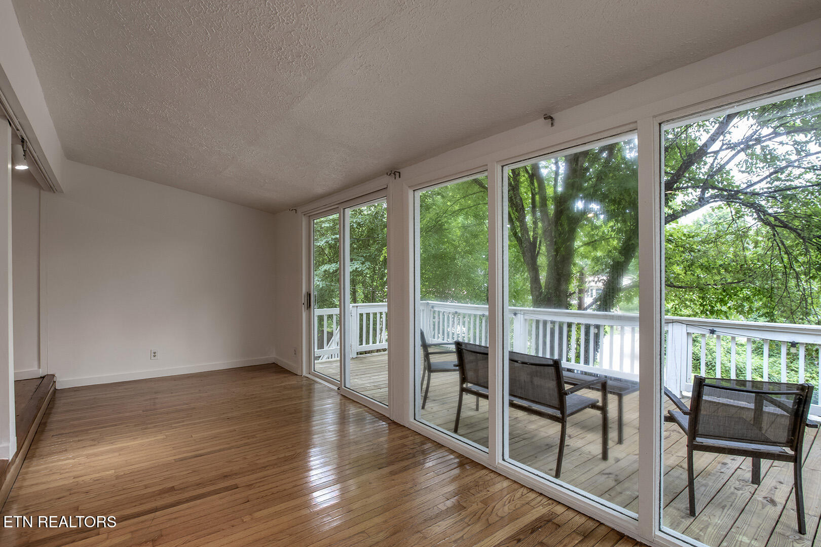 102 Oxford Road Oak Ridge, TN 37830 - Photo 11 of 59 11_OxfordRoad_102_Living02