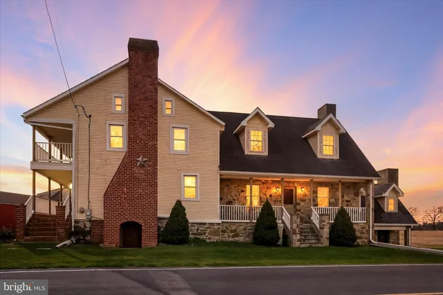 a view of a house with a backyard
