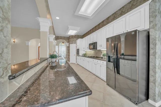 a view of room with empty cabinets