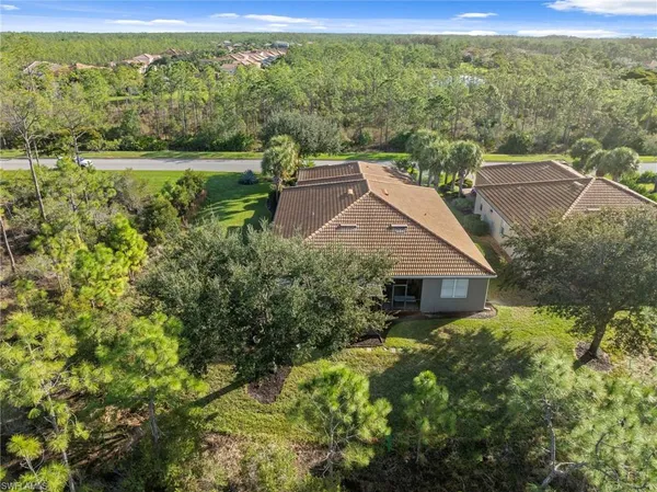 a view of house with a yard