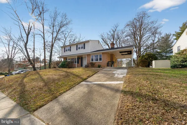 a view of a yard with a house