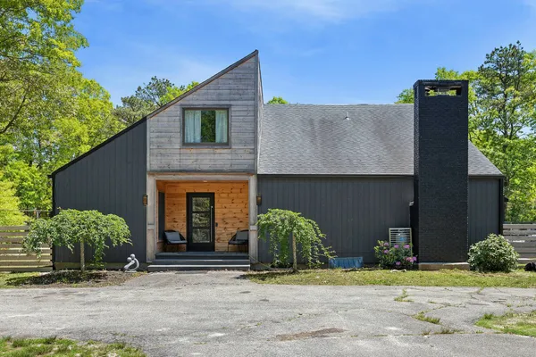 $1,850,000 | 12 North Quarter Road, Westhampton, NY 11977