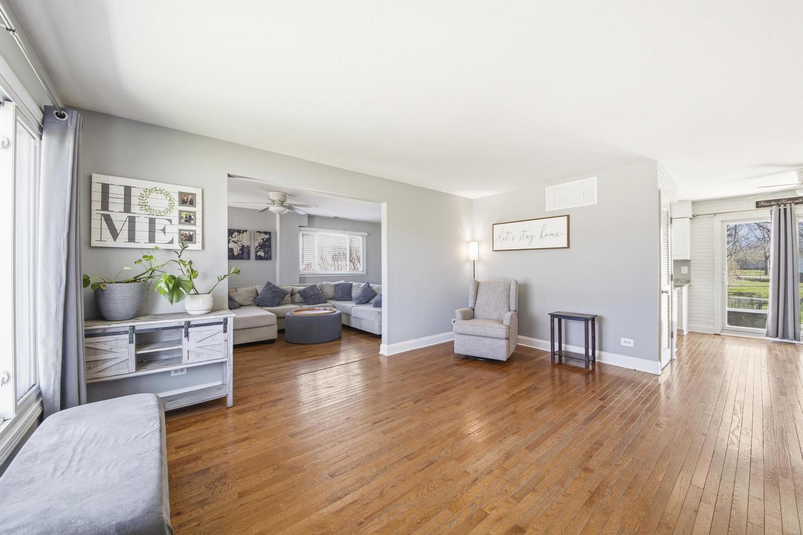 581 Charing Cross Road Elk Grove Village, IL 60007 - Photo 2 of 18 a living room with furniture and a wooden floor