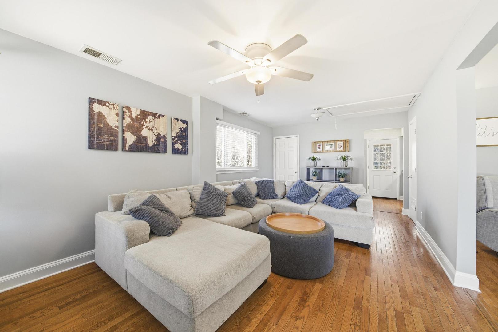 581 Charing Cross Road Elk Grove Village, IL 60007 - Photo 4 of 18 a living room with furniture and wooden floor