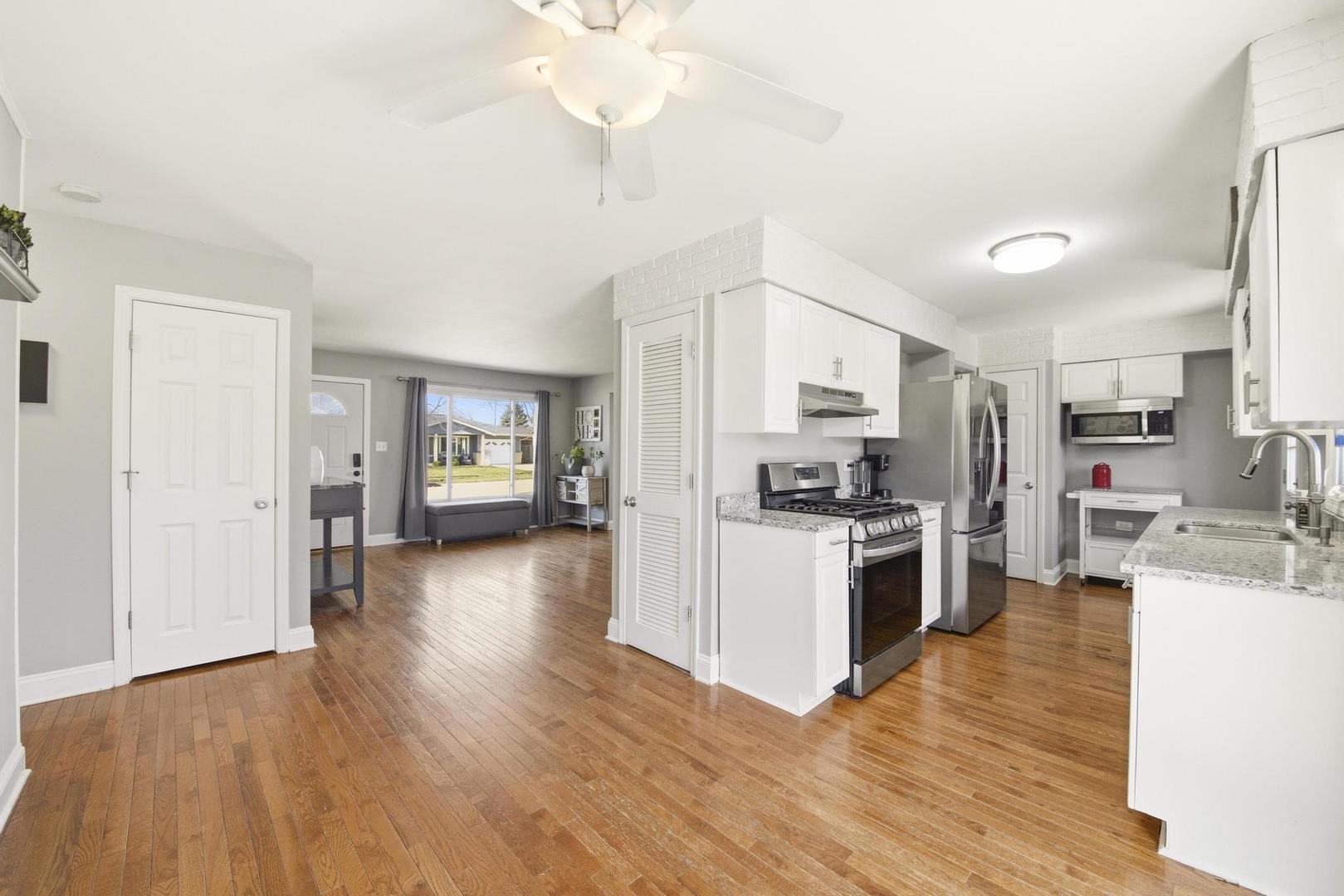 581 Charing Cross Road Elk Grove Village, IL 60007 - Photo 10 of 18 a view of kitchen with sink microwave and stove