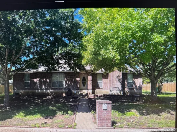 $1,800 | 106 River Knoll, Castroville, TX 78009