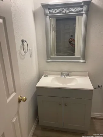 $1,800 | 106 River Knoll, Castroville, TX 78009