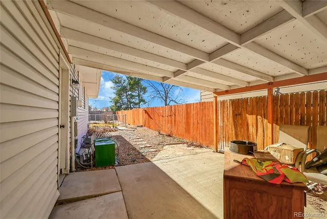 a picture of floor with a white wall