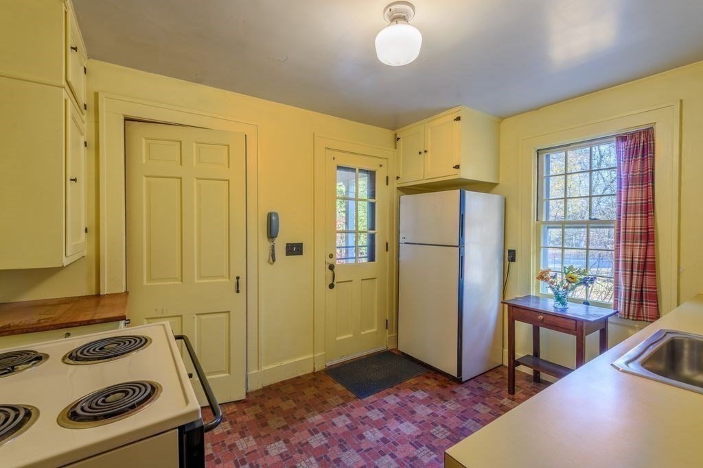 88 Farview Way Amherst, MA 01002 - Photo 6 of 25 a view of a hallway with furniture and windows