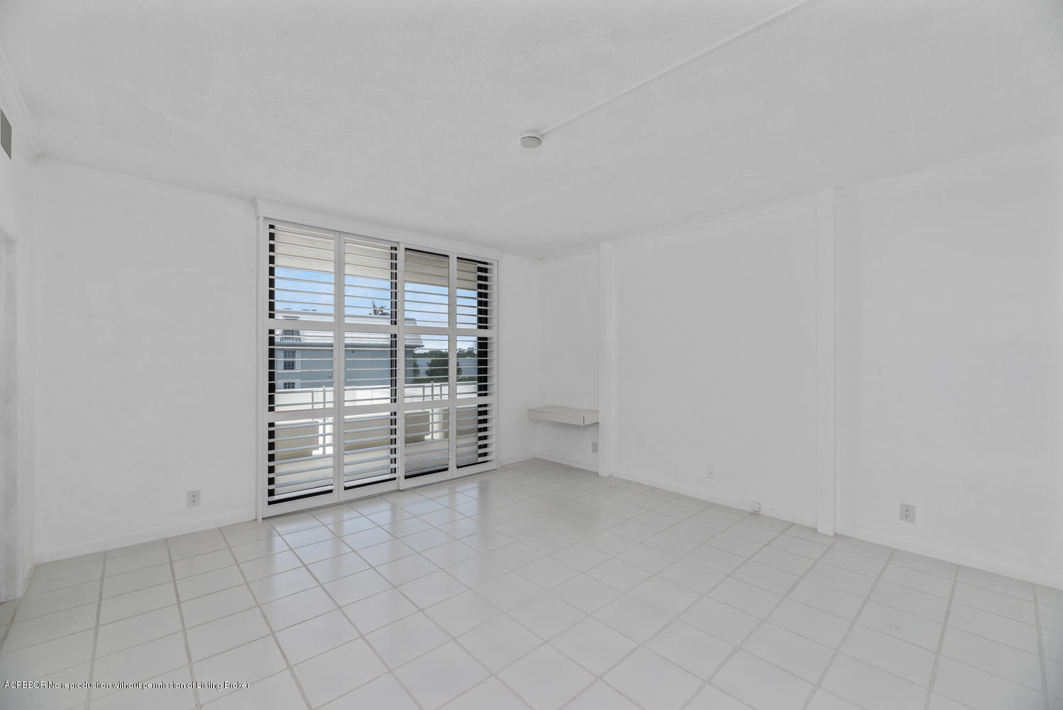 2150 Ibis Isle Road, Unit 8 Palm Beach, FL 33480 - Photo 18 of 31 a view of an empty room with a fireplace