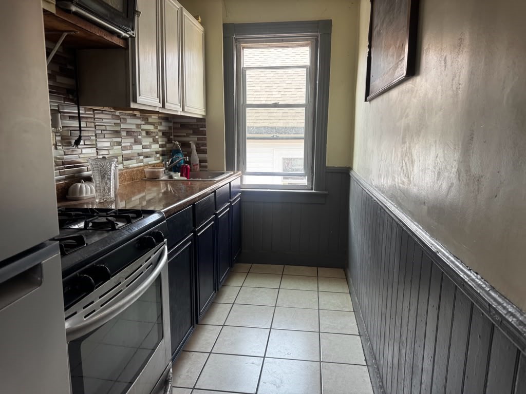 792 Atwells Avenue Providence, RI 02909 - Photo 38 of 47 Third Floor Apartment