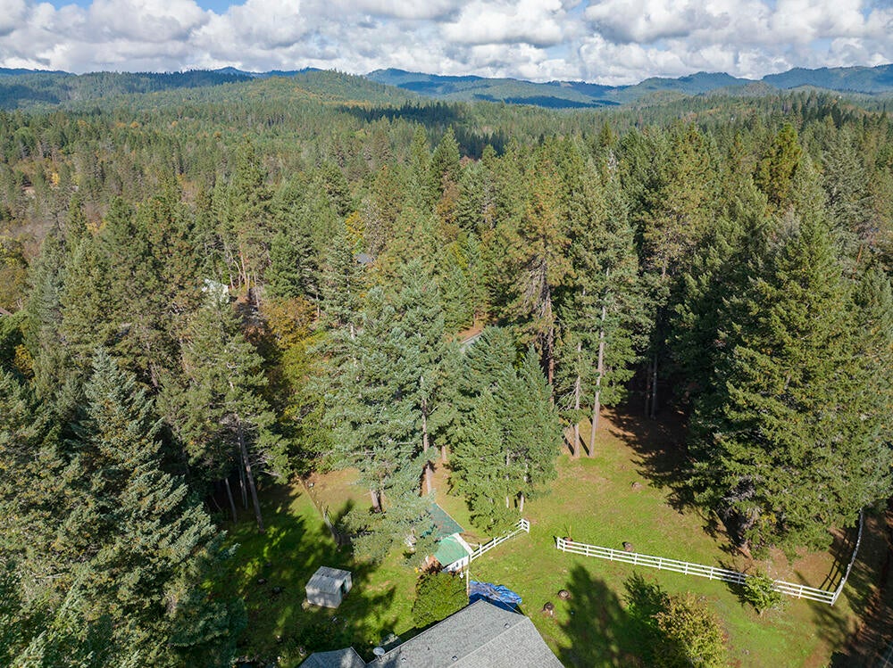 180 October Lane Merlin, OR 97532 - Photo 45 of 49 43