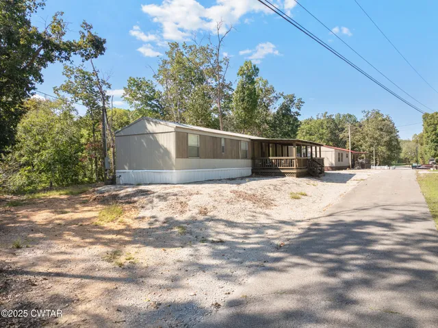 a view of backyard of the house