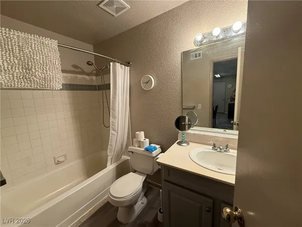 $1,050 | 240 Mission Catalina Lane, Unit 204, Las Vegas, NV 89107