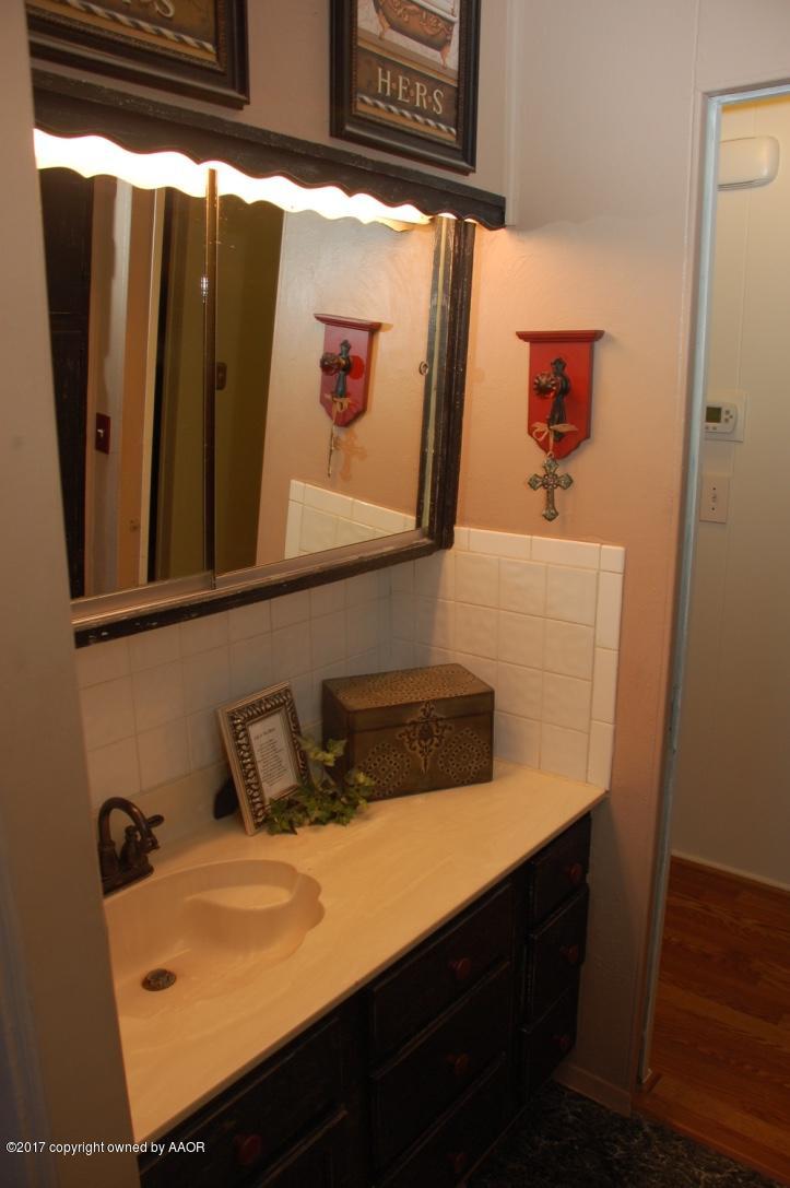 5116 Crockett Street Amarillo, TX 79110 - Photo 12 of 33 Bathroom 1
