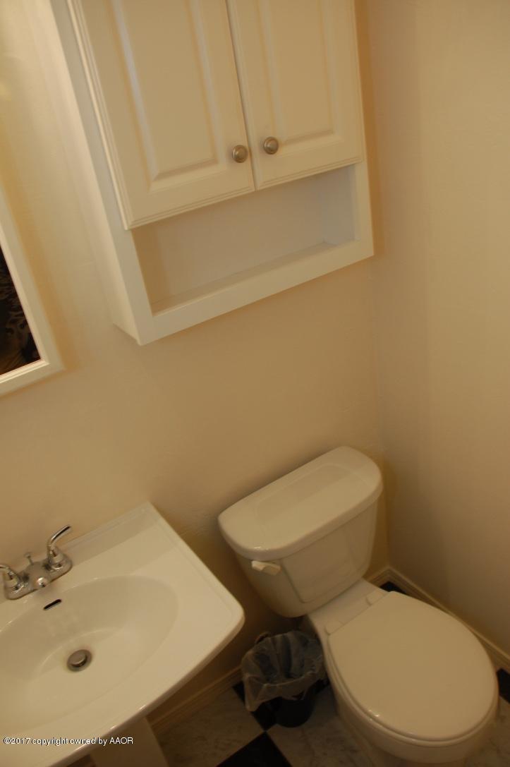 5116 Crockett Street Amarillo, TX 79110 - Photo 23 of 33 Master toilet