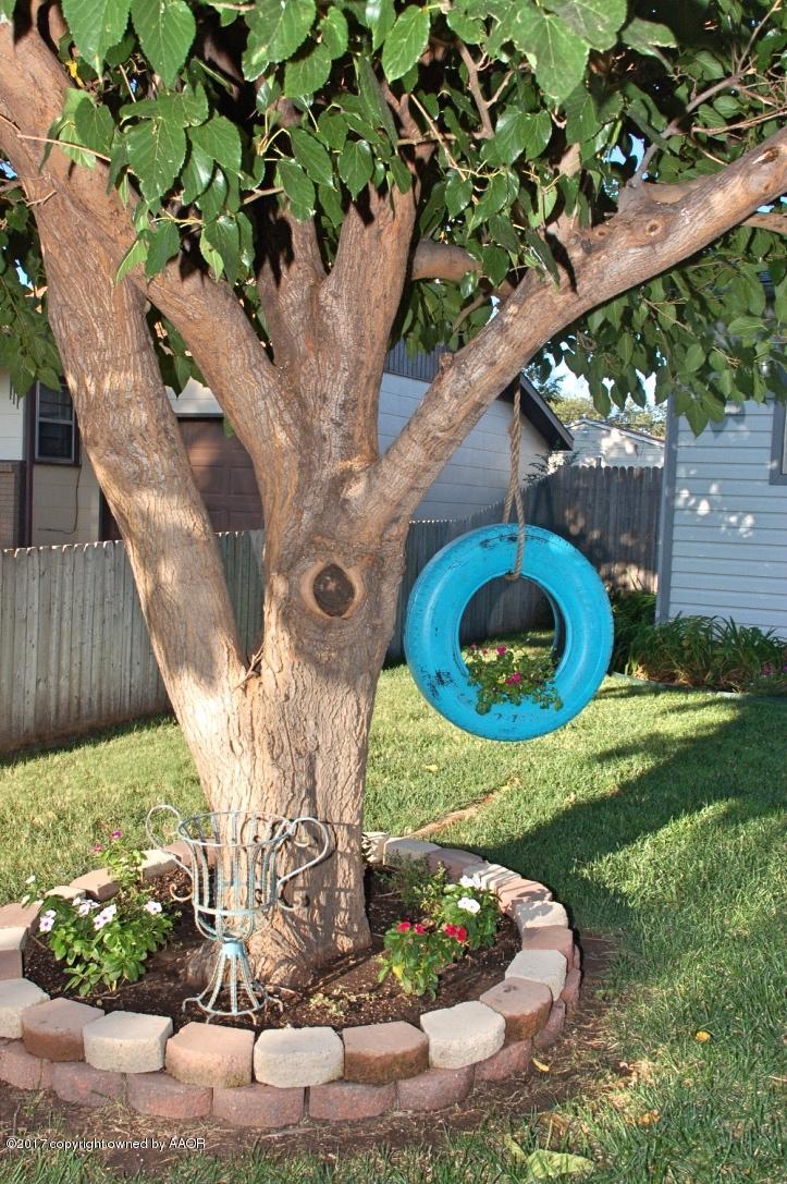 5116 Crockett Street Amarillo, TX 79110 - Photo 4 of 33 Front View Landscaping