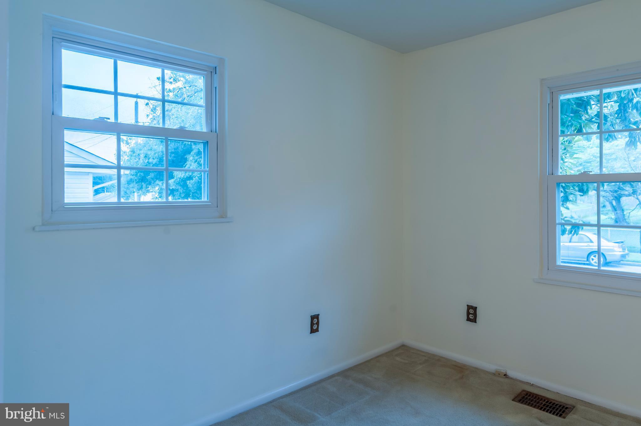 5702 Westgate Road Lanham, MD 20706 - Photo 8 of 22 an empty room with windows