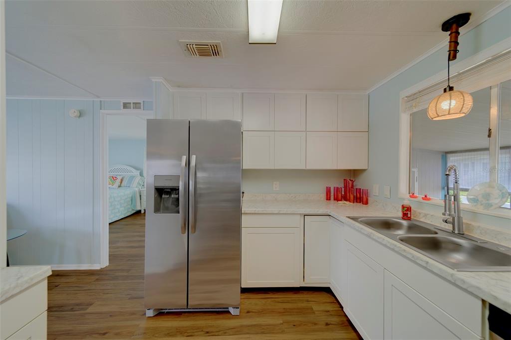 12501 Ulmerton Road, Unit 77 Largo, FL 33774 - Photo 6 of 73 a kitchen that has a refrigerator and a sink