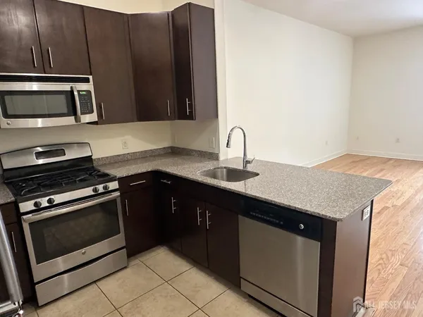 $1,895 | 101 Roosevelt Avenue, Unit 106, Carteret, NJ 07008