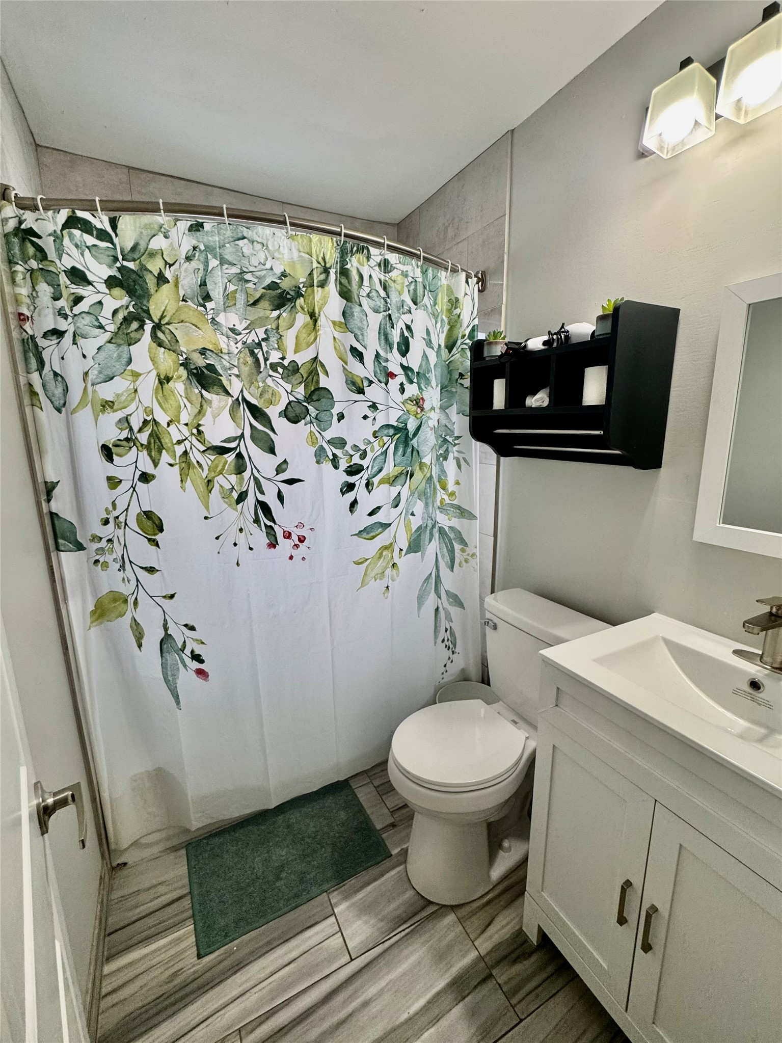 6705 Fairway Drive, Unit 2 Houston, TX 77087 - Photo 7 of 11 Bathroom