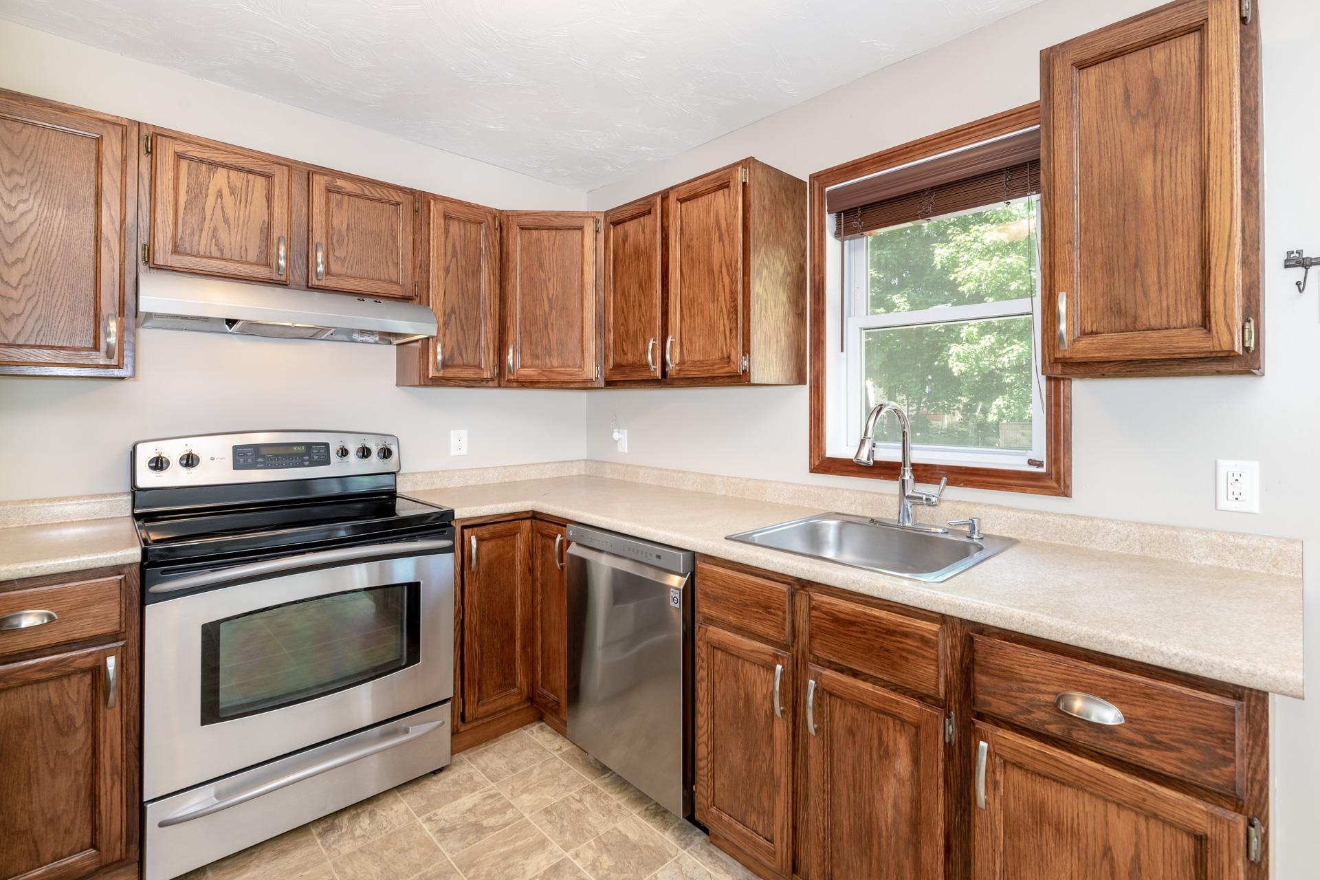 134 North Street Laconia, NH 03246 - Photo 7 of 38