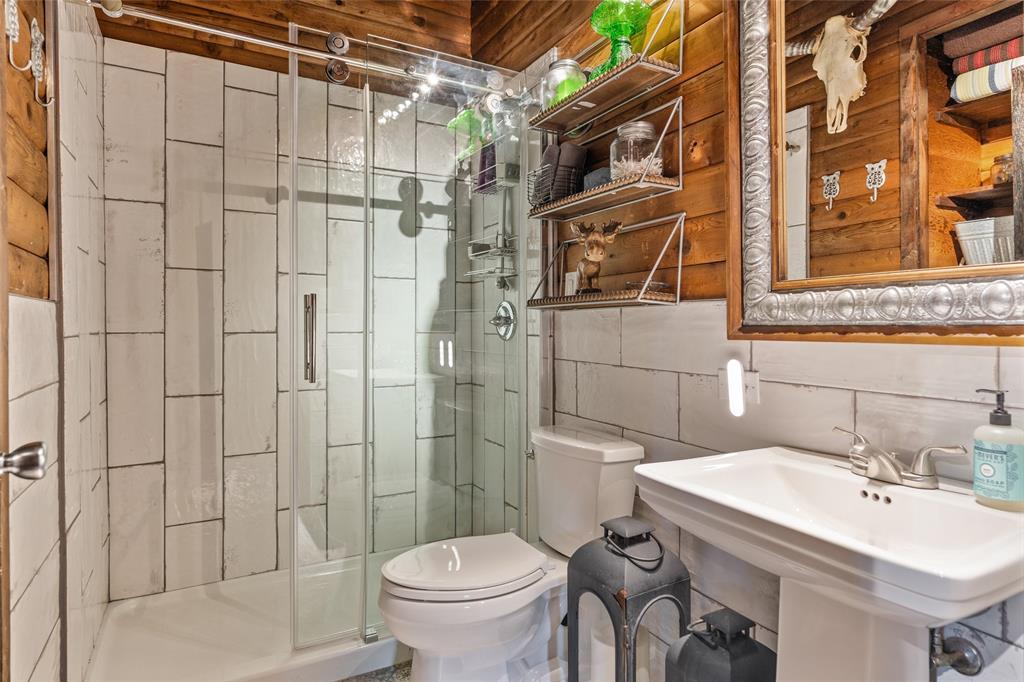 309 Shore Line Drive Tool, TX 75143 - Photo 10 of 23 a bathroom with a sink toilet and shower