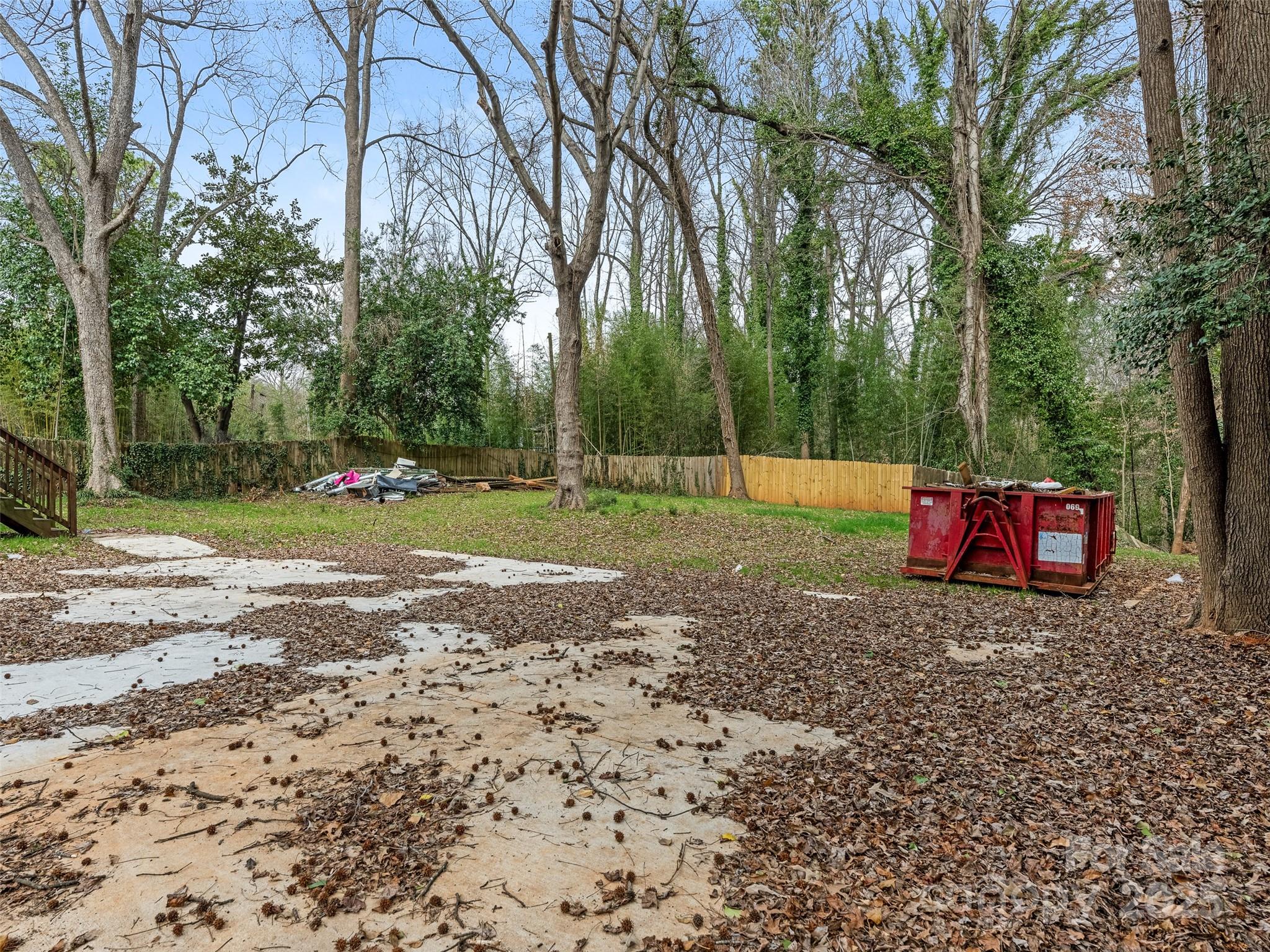 911 East Woodlawn Road Charlotte, NC 28209 - Photo 3 of 5 a backyard of a house with lots of green space