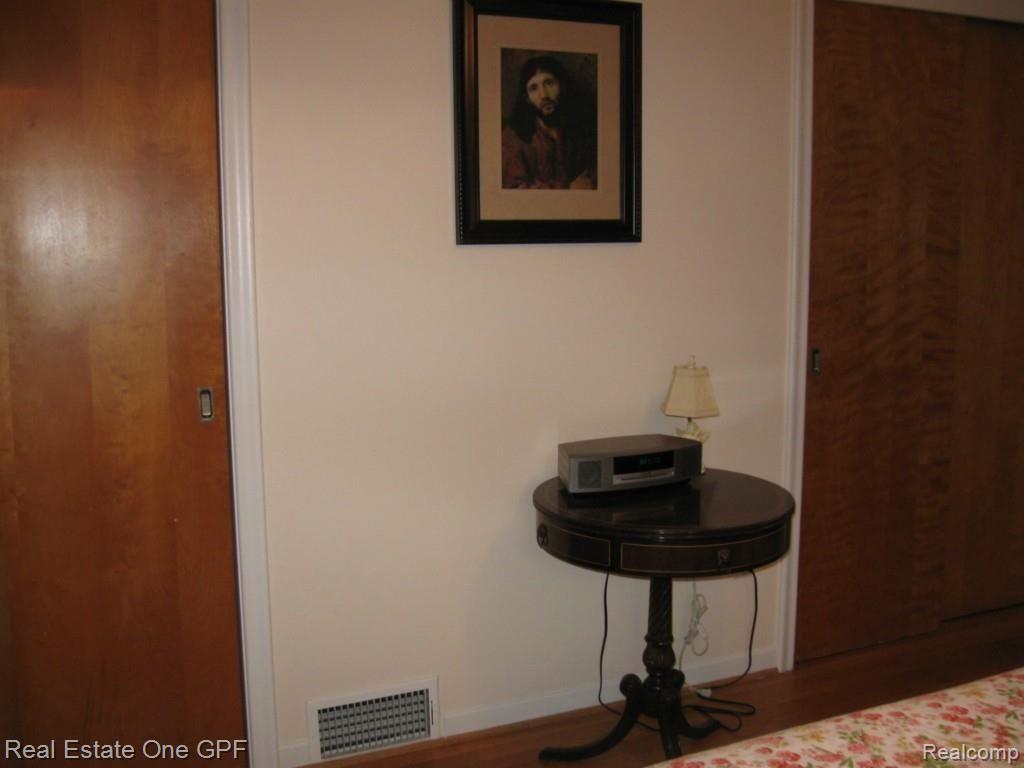 1783 Oxford Road Grosse Pointe, MI 48236 - Photo 10 of 21 10 IMG_1525.jpg