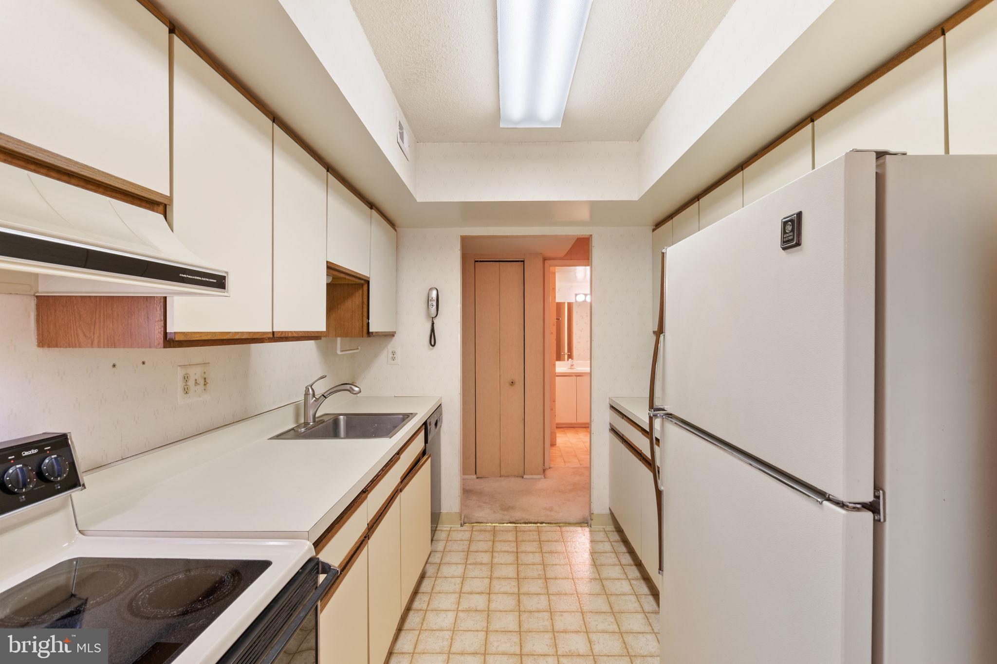 1808 Old Meadow Road, Unit 717 McLean, VA 22102 - Photo 18 of 48 Kitchen