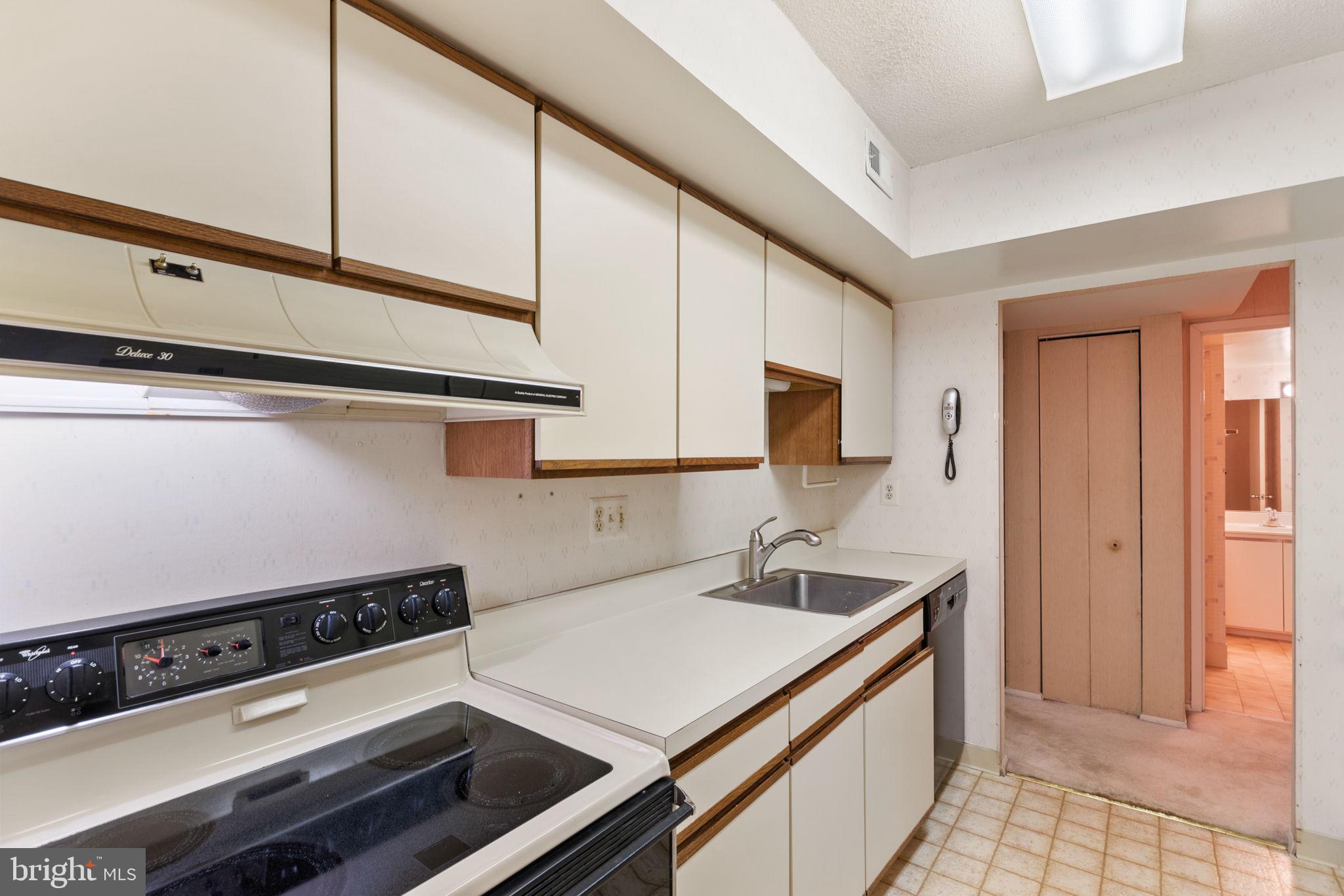 1808 Old Meadow Road, Unit 717 McLean, VA 22102 - Photo 19 of 48 Kitchen