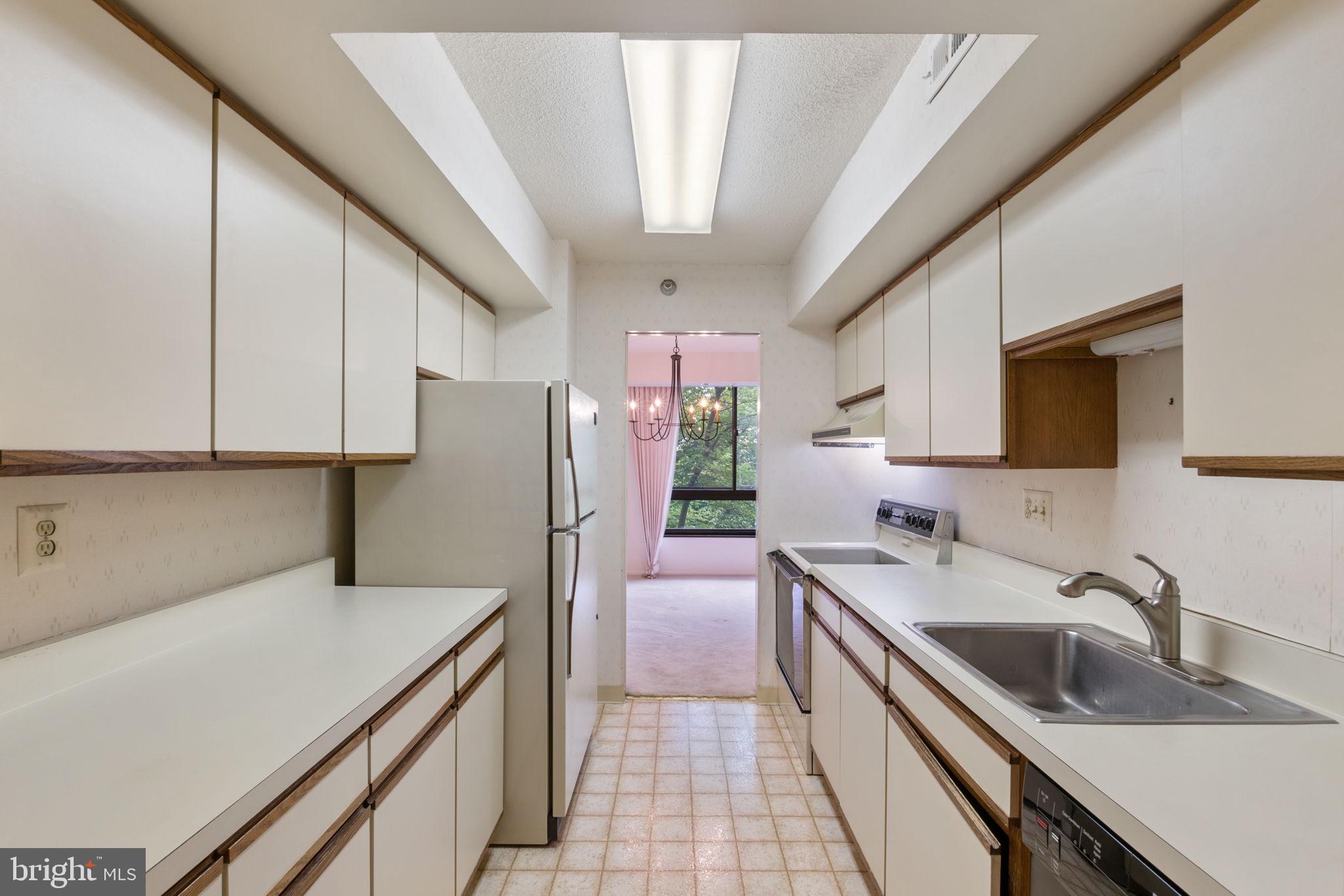 1808 Old Meadow Road, Unit 717 McLean, VA 22102 - Photo 20 of 48 Kitchen