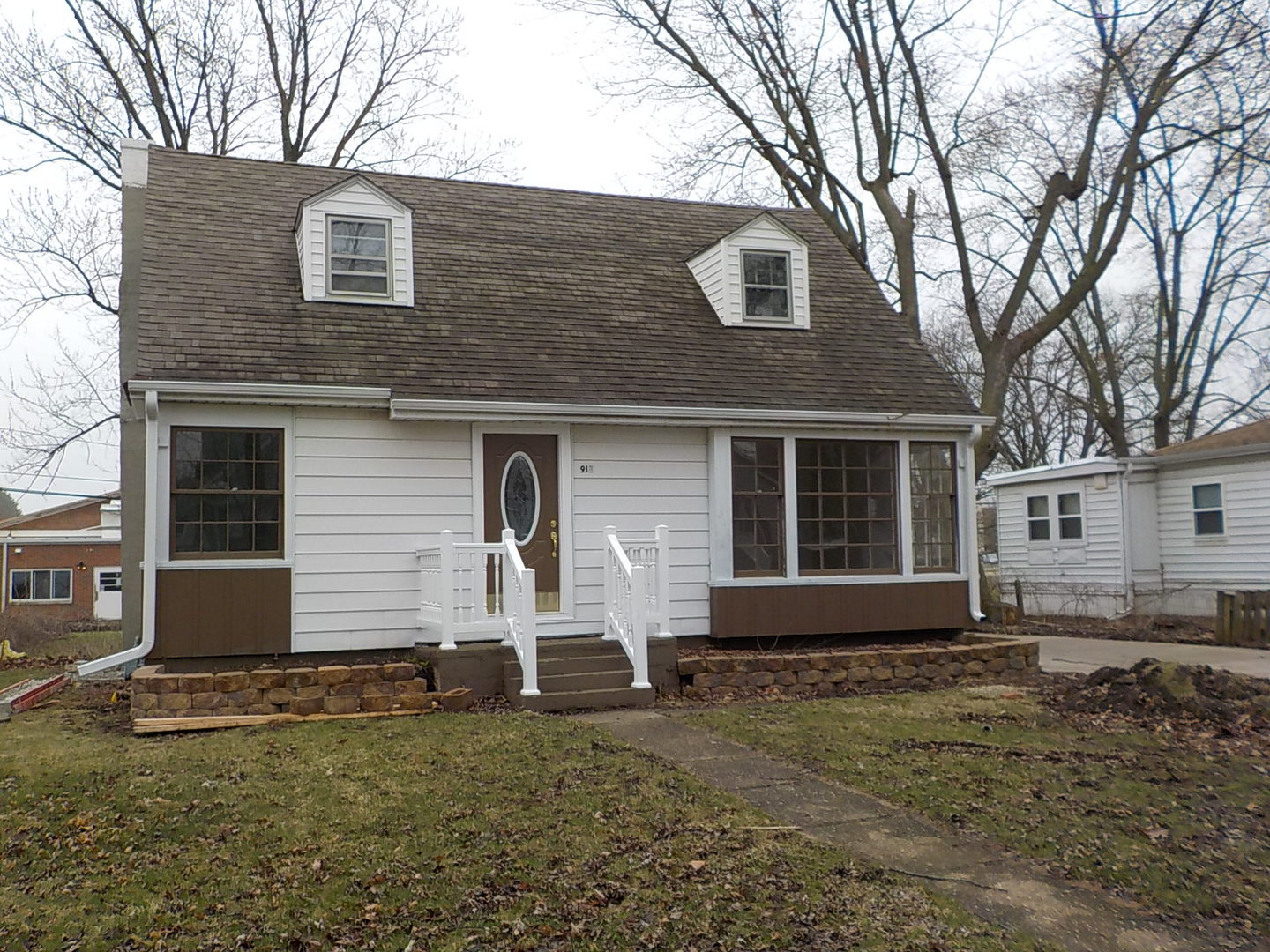913 North Main Street Rochelle, IL 61068 - Photo 2 of 33 a front view of a house with a yard