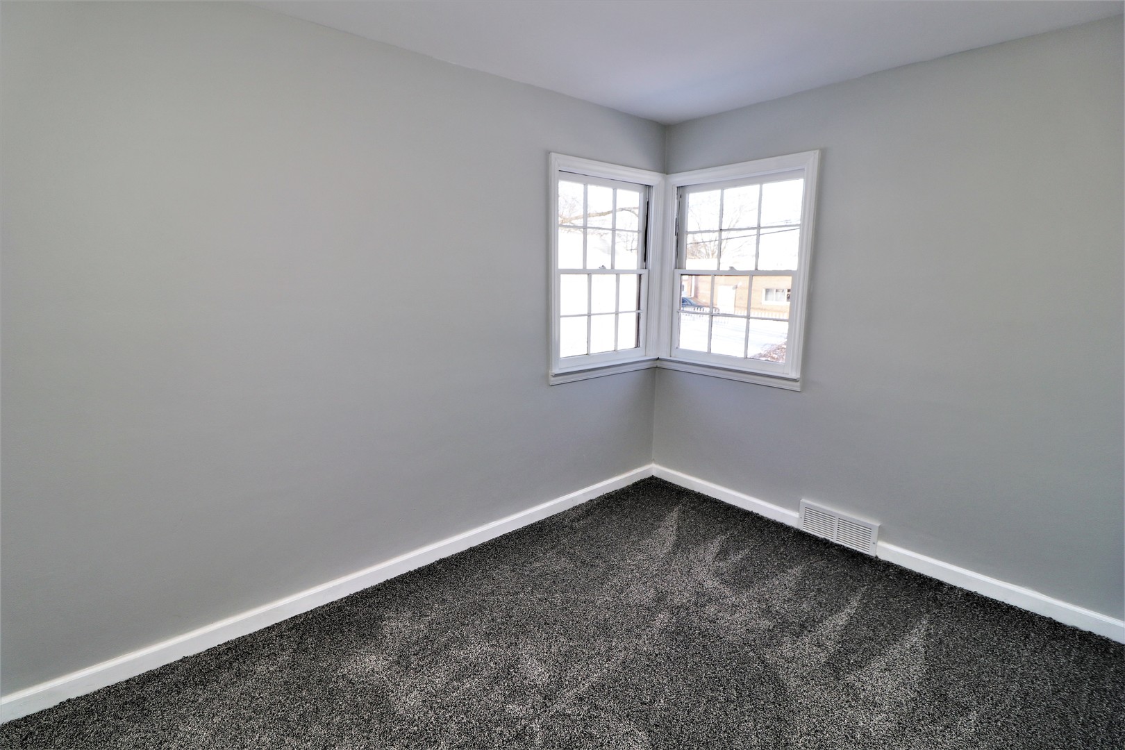 913 North Main Street Rochelle, IL 61068 - Photo 11 of 33 an empty room with a window