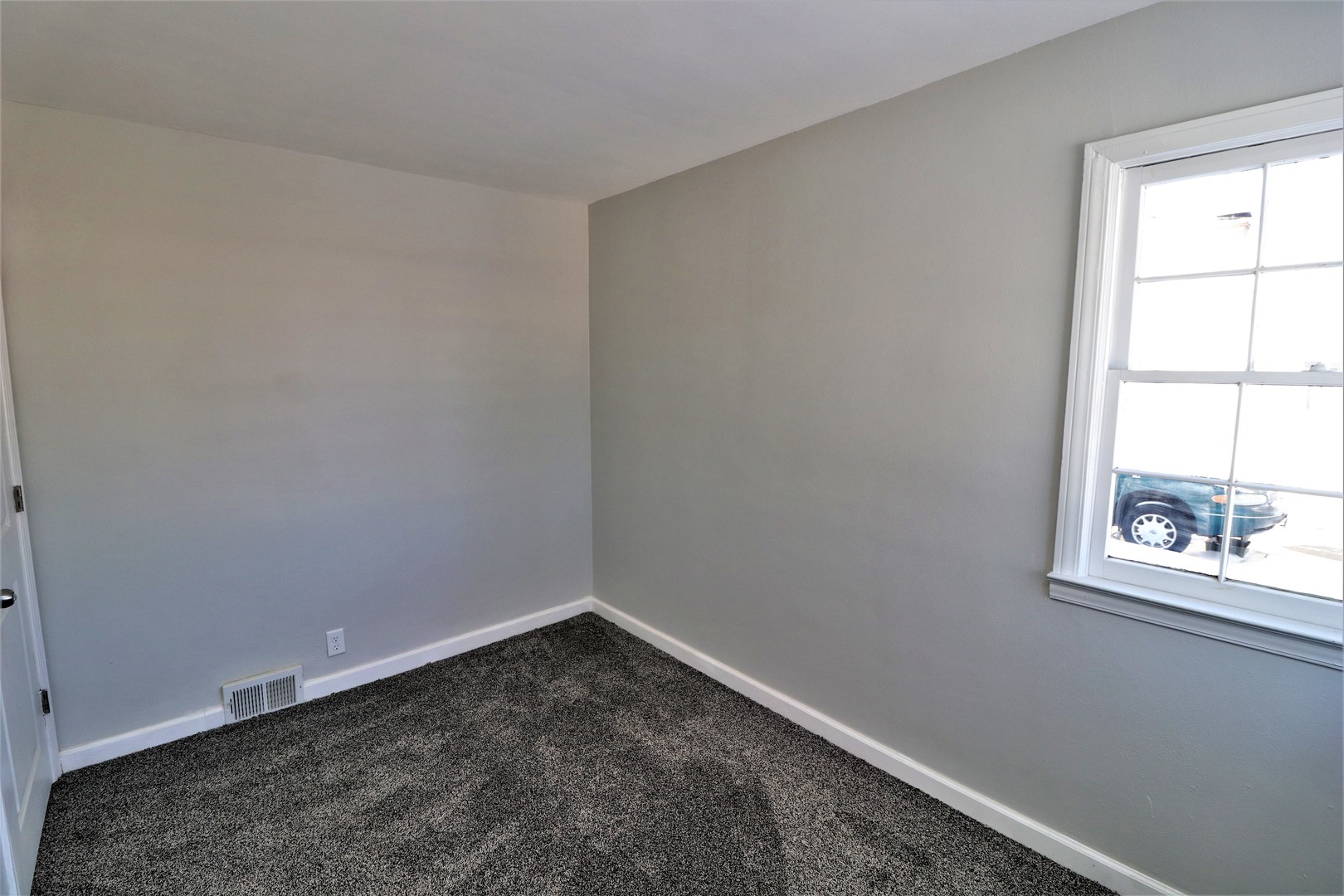 913 North Main Street Rochelle, IL 61068 - Photo 14 of 33 an empty room with windows
