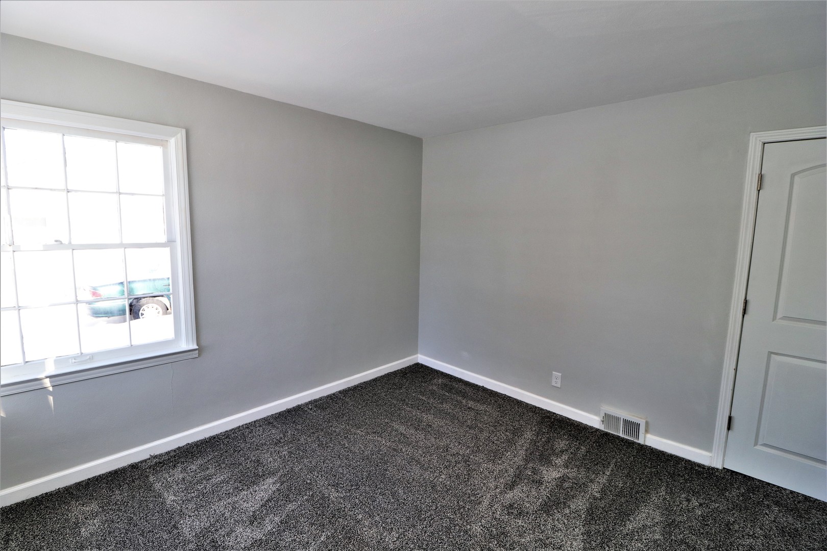 913 North Main Street Rochelle, IL 61068 - Photo 18 of 33 an empty room with a window