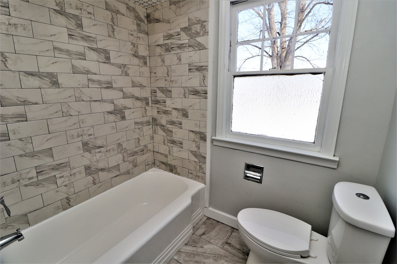 913 North Main Street Rochelle, IL 61068 - Photo 20 of 33 a bathroom with a toilet a sink and a bathtub