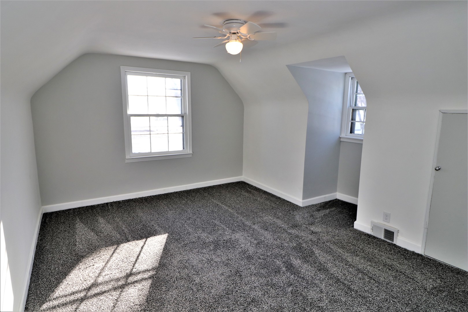 913 North Main Street Rochelle, IL 61068 - Photo 22 of 33 an empty room with windows