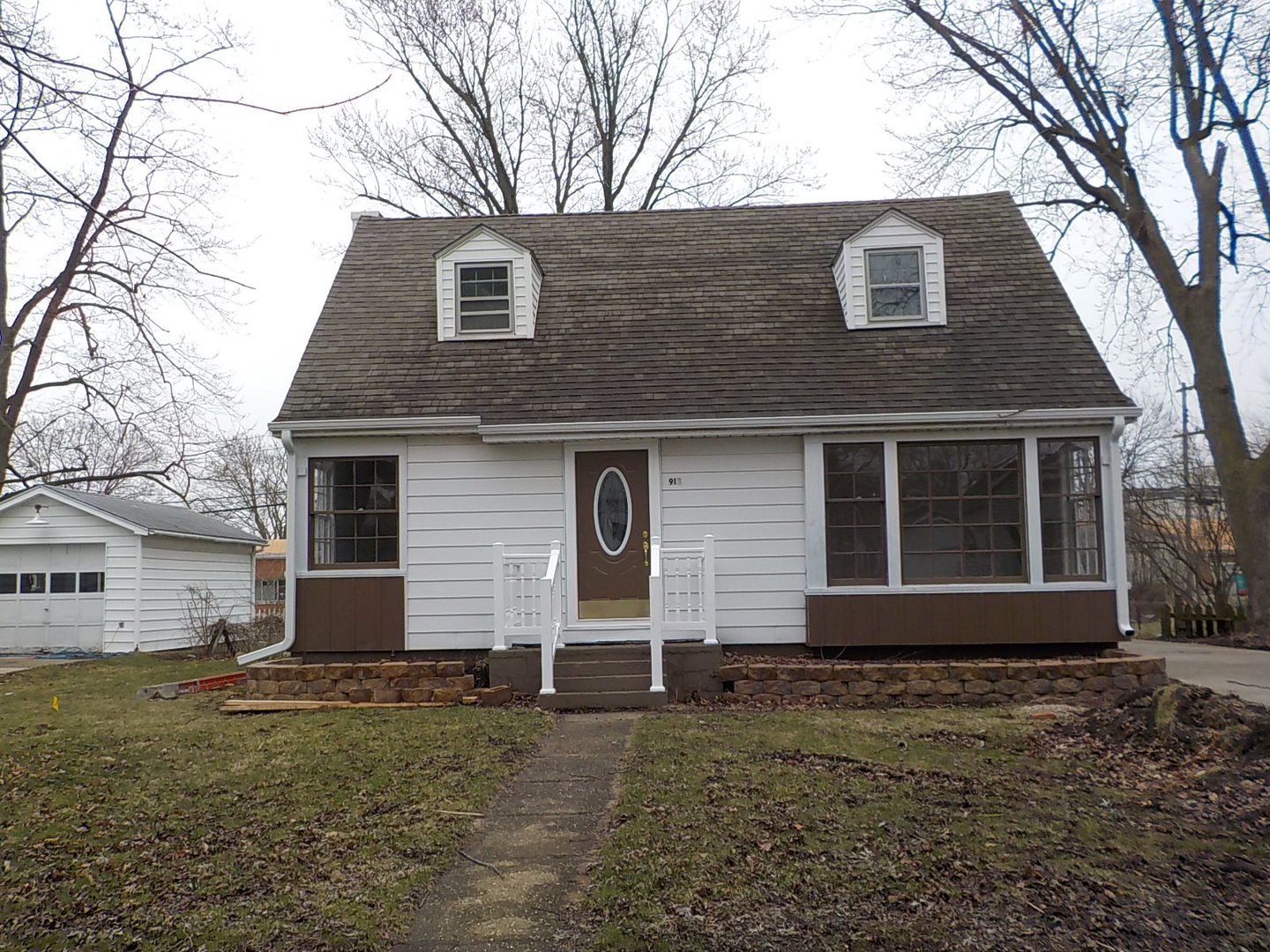 913 North Main Street Rochelle, IL 61068 - Photo 33 of 33 a front view of a house with garden