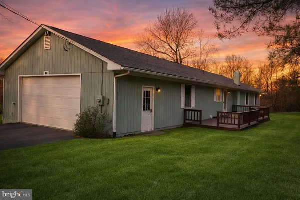 a view of a house with backyard