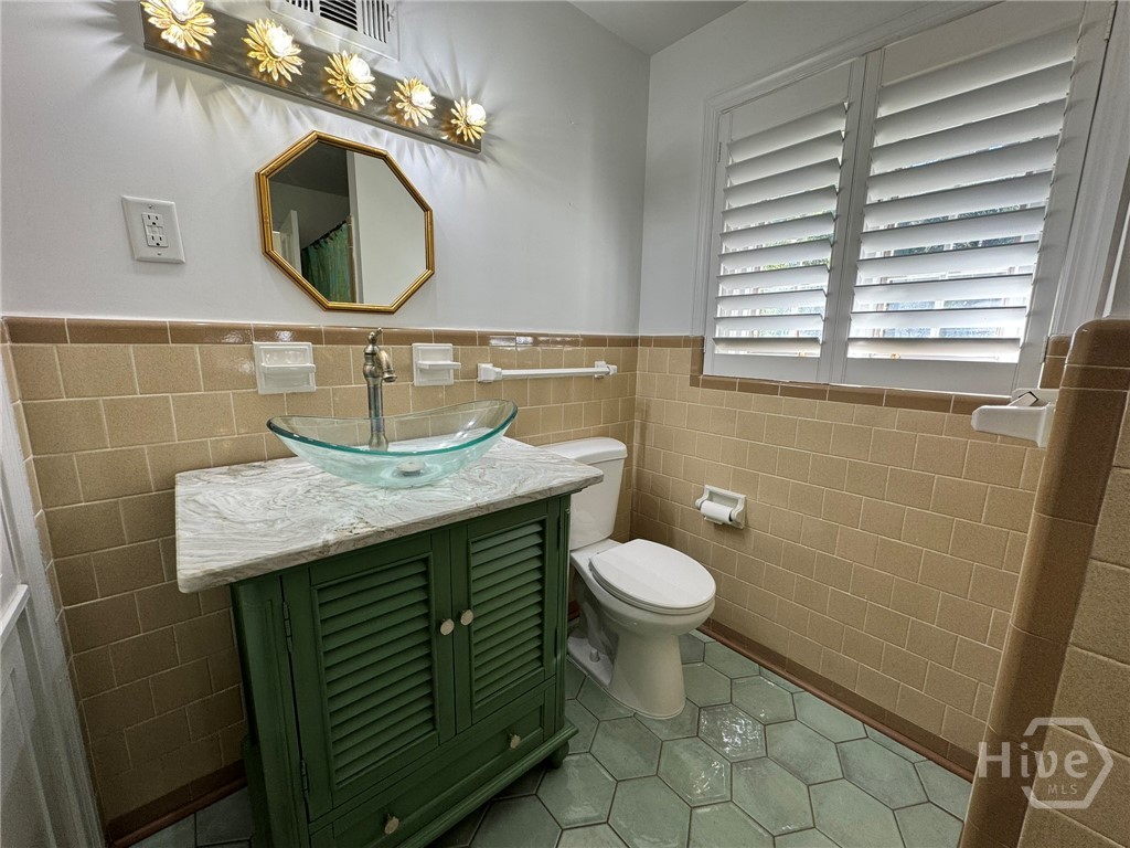 5 Reynolds Circle Savannah, GA 31405 - Photo 20 of 33 Hall Bathroom