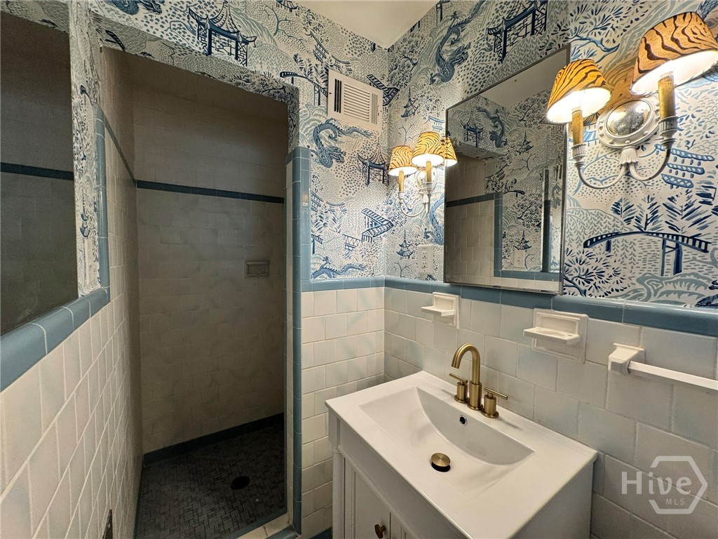 5 Reynolds Circle Savannah, GA 31405 - Photo 22 of 33 Guest Bedroom 2 ensuite bathroom