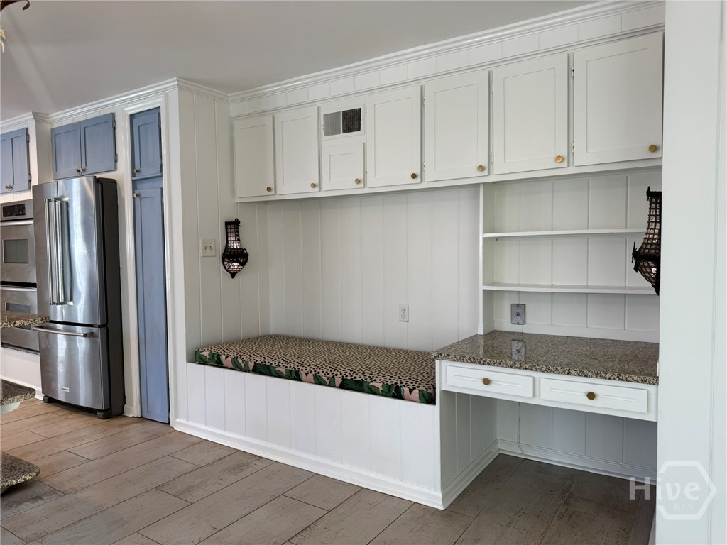 5 Reynolds Circle Savannah, GA 31405 - Photo 10 of 33 Built Ins off the kitchen