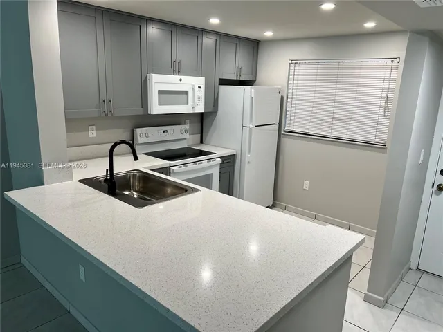 $1,900 | 10865 Southwest 112th Avenue, Unit 211, Miami, FL 33176