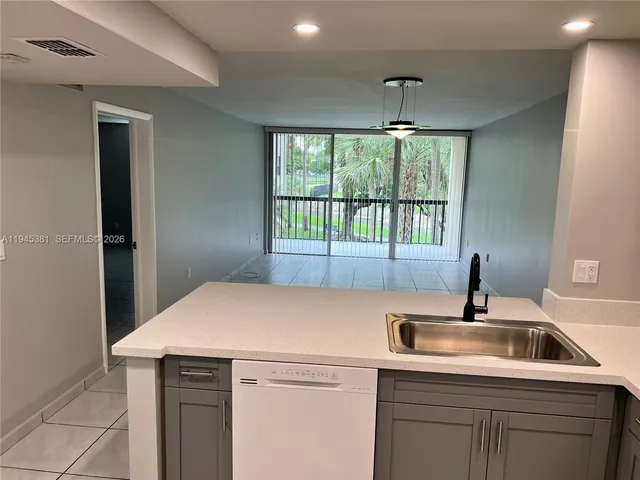 $1,900 | 10865 Southwest 112th Avenue, Unit 211, Miami, FL 33176