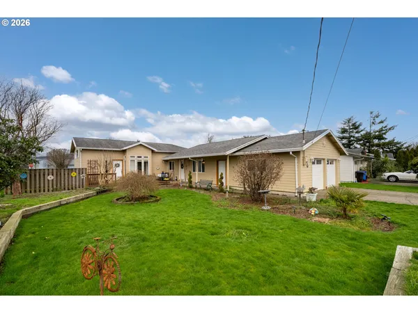 a view of a yard in front of house