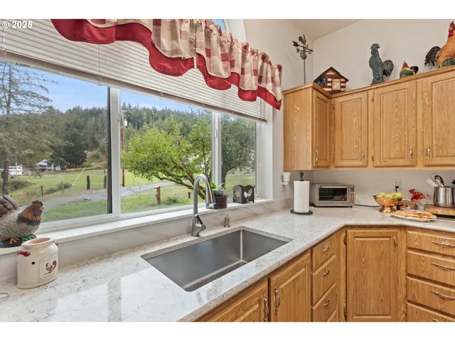 $585,000 | 5041 North Myrtle Road, Myrtle Creek, OR 97457