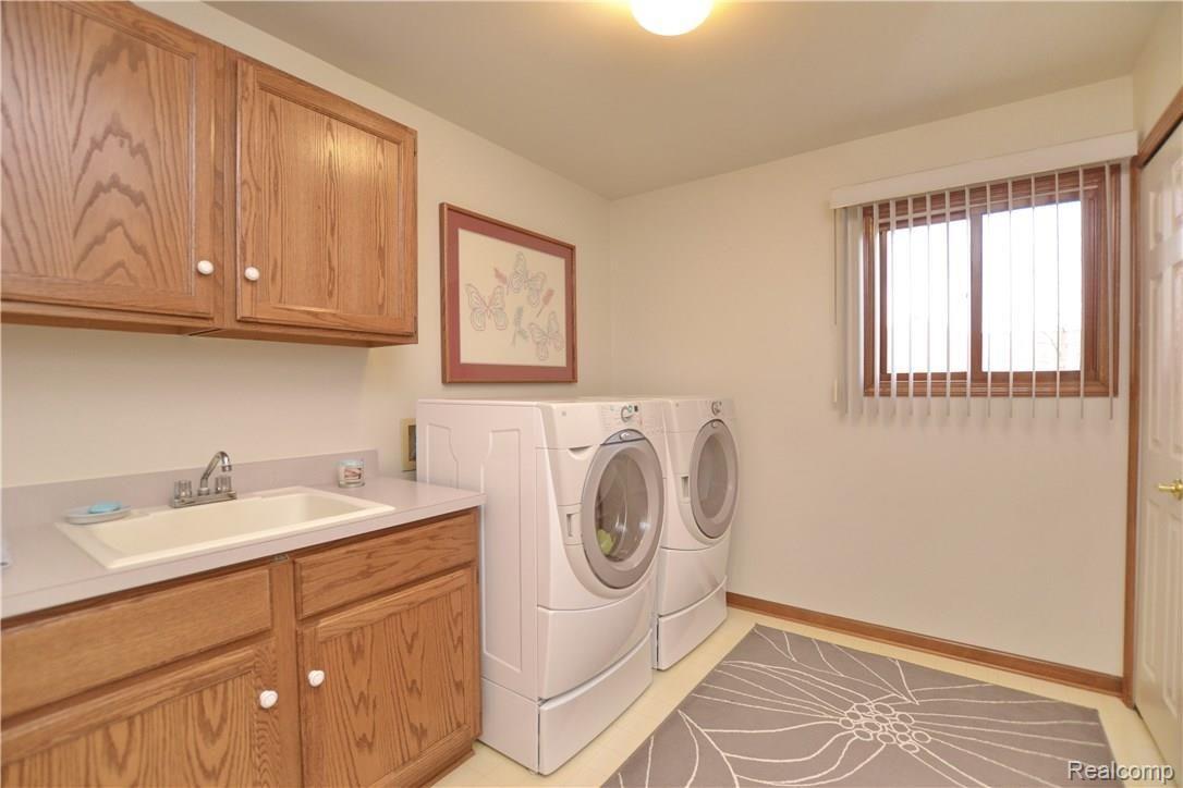 357 Oakbridge Drive Rochester, MI 48306 - Photo 18 of 38 1st Floor Laundry