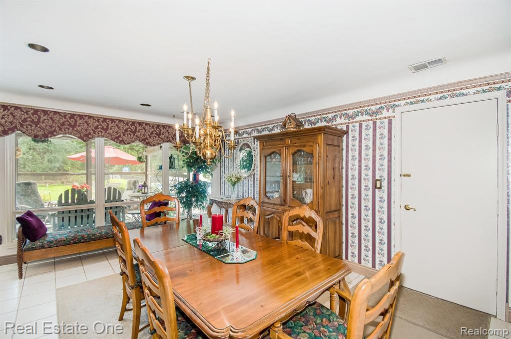 33821 Argonne Road Farmington Hills, MI 48335 - Photo 8 of 39