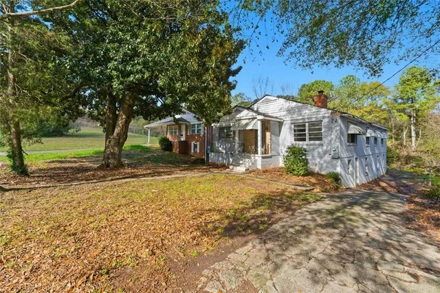 a view of a house with a yard